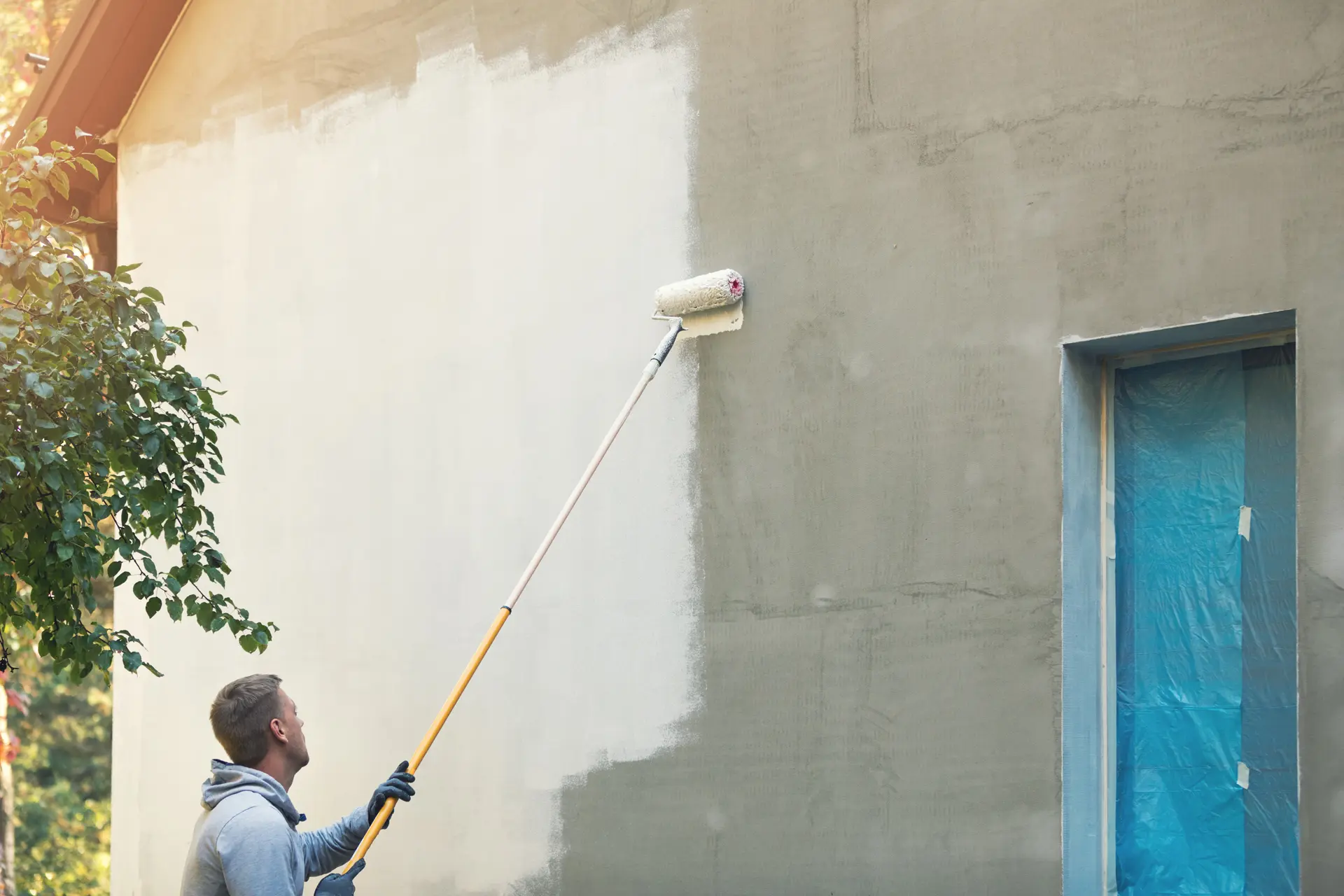 Pintor trabajando en una fachada en Guadalajara